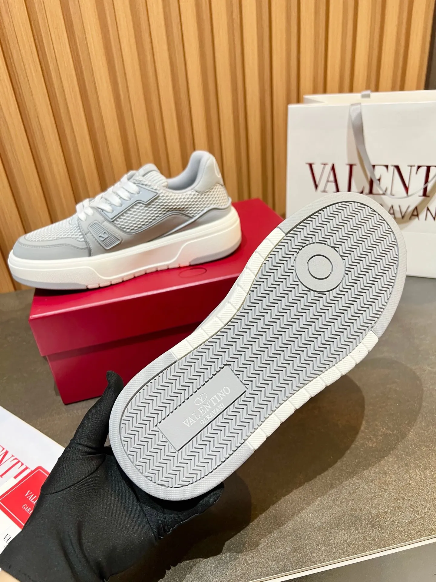 Men's men's shoes 💰640 VLNT Valentino 𝑶𝒏𝒆𝑺𝒕𝒖𝒅 Couple's sneakers series Valentino 2025 latest couple's sneakers, same style for celebrities, hot sale. Original ZP purchase and dismantling. Repeated pattern making and modification. Trying to restore 1:1 original version! Top luxury masterpiece, soft and comfortable, breathable and light, combines fashion and leisure, brings excellent and elegant texture and excellent on-foot comfort. Top purchasing version upper: imported high-end breathable mesh/original oil edge craftsmanship. Inner: imported mesh. Outsole: original development 𝐓𝐏𝐔 two-color combination outsole. Packaging: original configuration complete package. Code number: 35/44 (customized 45 46). Can be customized (self-labeled - no label) order.